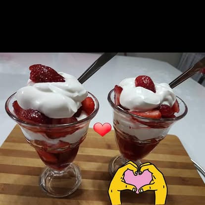 Kremalı ve bol çilekli iki tatlı kupu